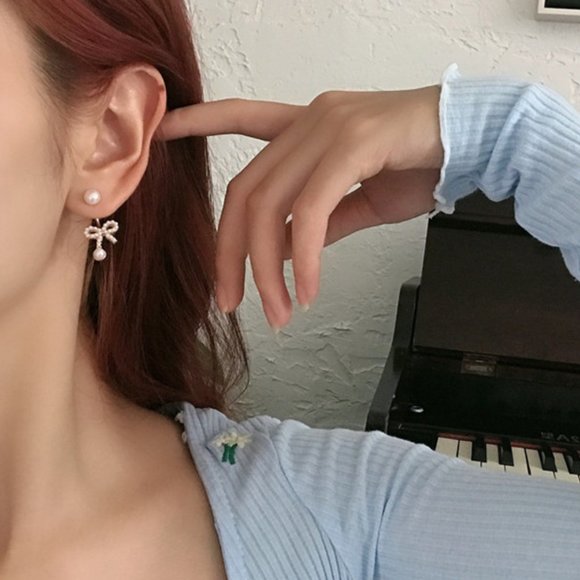 ♠️ NEW Gold Bow Earrings with Pearls - Picture 2 of 4